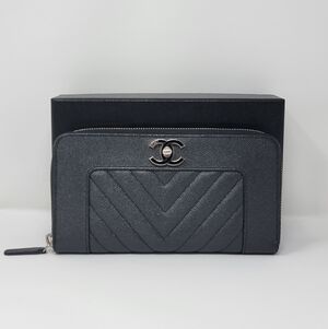 CHANEL CC Logo Chevron V Stitch Calfskin Zippy Long Wallet